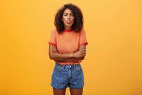 jeune-fille-immature-montrant-le-mauvais-côté-du-caractère-portrait-d-une-femme-africaine-offensée-o