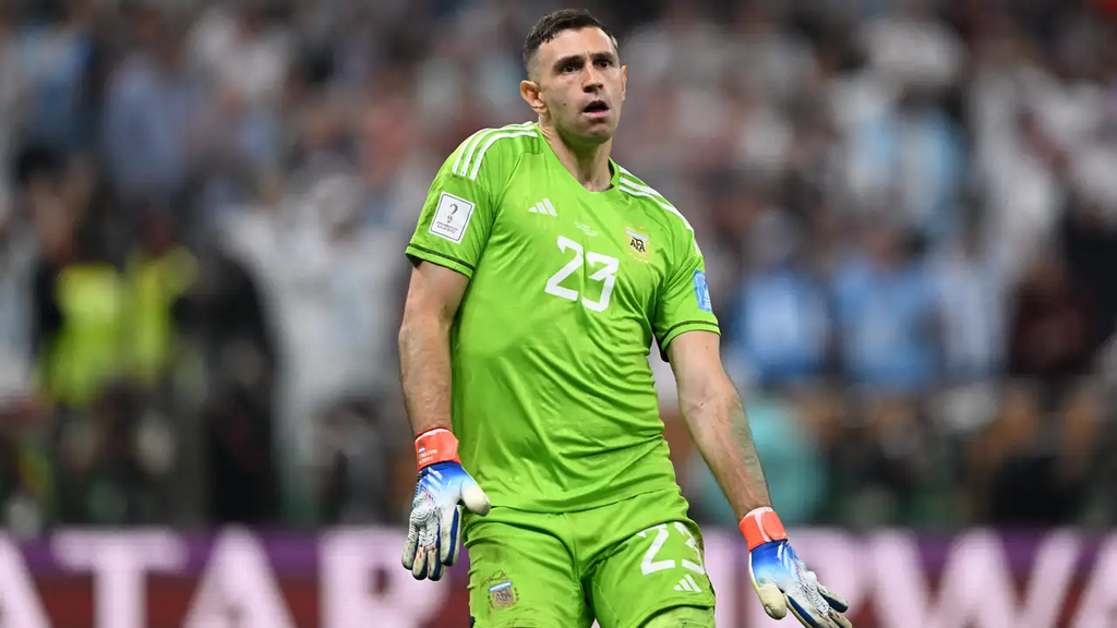La célébration de Dibu Martinez après avoir arrêté un pénalty en finale de Coupe du monde