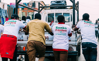 Des militants du Pastef soutiennent candidat Ousmane Sonko lors d’un rassemblement à Dakar, le 20 février 2019, en prévision du premier tour de l’élection présidentielle prévu le 24 février 2019. Activists of Senegalese Pastef (Patriotes du Senegal pou...