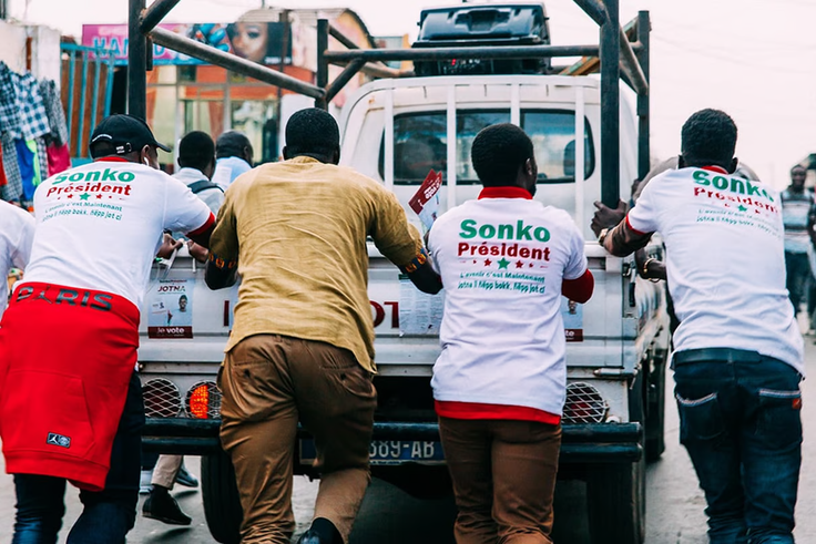 Des militants du Pastef soutiennent candidat Ousmane Sonko lors d’un rassemblement à Dakar, le 20 février 2019, en prévision du premier tour de l’élection présidentielle prévu le 24 février 2019. Activists of Senegalese Pastef (Patriotes du Senegal pou...