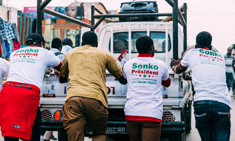 Des militants du Pastef soutiennent candidat Ousmane Sonko lors d’un rassemblement à Dakar, le 20 février 2019, en prévision du premier tour de l’élection présidentielle prévu le 24 février 2019. Activists of Senegalese Pastef (Patriotes du Senegal pou...