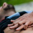 Un homme se trouve à plat pendant que quelqu’un fait la RCR sur sa poitrine nue