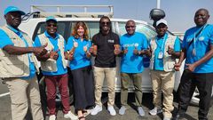 Aliou Cissé pose avec des membres de l'UNICEF