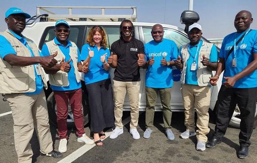 Aliou Cissé pose avec des membres de l'UNICEF