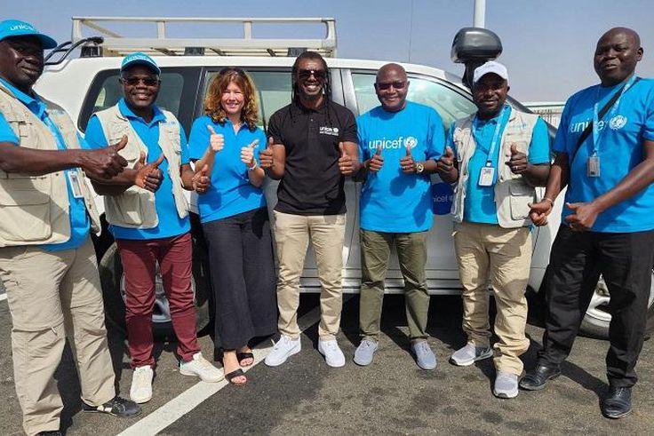 Aliou Cissé pose avec des membres de l'UNICEF