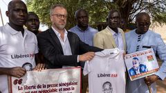 Ibrahima Lissa Faye (gauche), aux côtés du secrétaire général de RSF, Christophe Deloire (milieu), participe à une manifestation pour la libération du journaliste sénégalais Pape Alé Niang