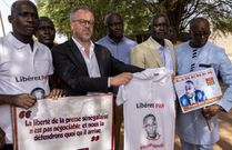 Ibrahima Lissa Faye (gauche), aux côtés du secrétaire général de RSF, Christophe Deloire (milieu), participe à une manifestation pour la libération du journaliste sénégalais Pape Alé Niang