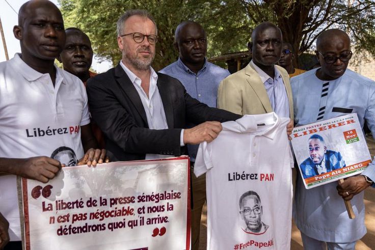 Ibrahima Lissa Faye (gauche), aux côtés du secrétaire général de RSF, Christophe Deloire (milieu), participe à une manifestation pour la libération du journaliste sénégalais Pape Alé Niang