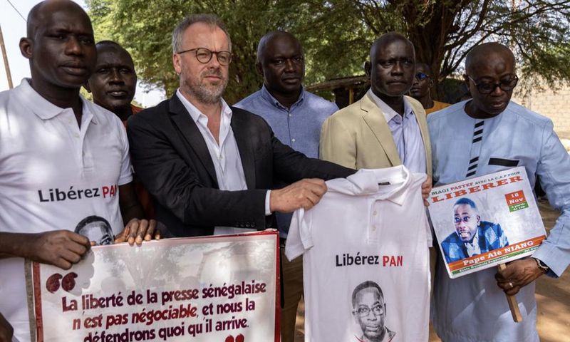 Ibrahima Lissa Faye (gauche), aux côtés du secrétaire général de RSF, Christophe Deloire (milieu), participe à une manifestation pour la libération du journaliste sénégalais Pape Alé Niang