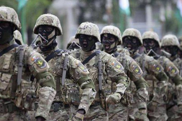 Forces spéciales de Côte d'Ivoire au cours d'un défilé militaire au palais présidentiel, durant la fête de l'indépendance Image d'archives