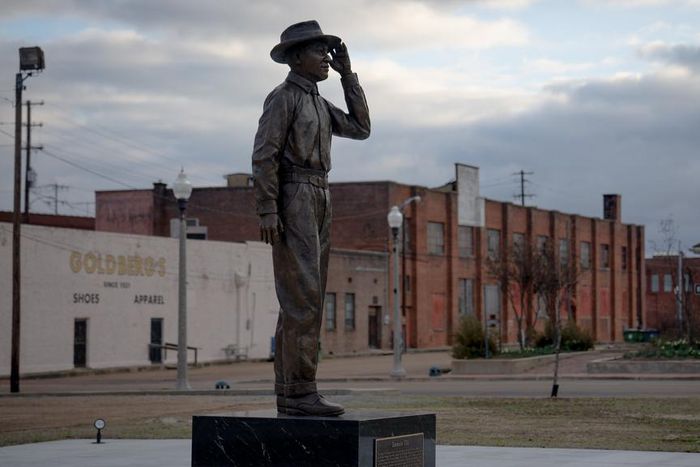 23nat-till-statue-web-videoSixteenByNine3000