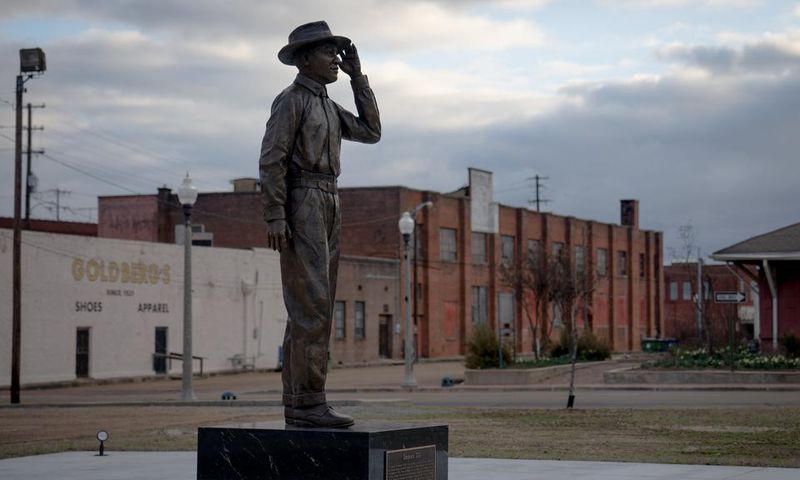 23nat-till-statue-web-videoSixteenByNine3000