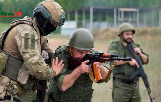 A fighter from Russian Wagner mercenary group conducts training for Belarusian soldiers on a range near the town of Osipovichi, Belarus July 14, 2023 in this still image taken from handout video.Voen Tv/Belarusian Defence Ministry/Handout via REUTERS