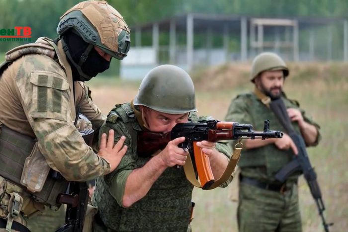 A fighter from Russian Wagner mercenary group conducts training for Belarusian soldiers on a range near the town of Osipovichi, Belarus July 14, 2023 in this still image taken from handout video.Voen Tv/Belarusian Defence Ministry/Handout via REUTERS