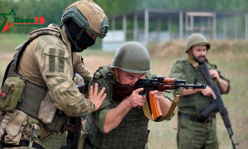 A fighter from Russian Wagner mercenary group conducts training for Belarusian soldiers on a range near the town of Osipovichi, Belarus July 14, 2023 in this still image taken from handout video.Voen Tv/Belarusian Defence Ministry/Handout via REUTERS