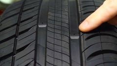 Les témoins d'usure mesurent 16 mm et permettent un contrôle rapide de l'usure d'un pneu. Ici ces témoins ne sont pas affleurants (au même niveau que les rainures), ce qui veut dire que le pneu est en état de rouler.