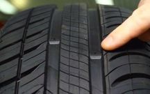 Les témoins d'usure mesurent 16 mm et permettent un contrôle rapide de l'usure d'un pneu. Ici ces témoins ne sont pas affleurants (au même niveau que les rainures), ce qui veut dire que le pneu est en état de rouler.