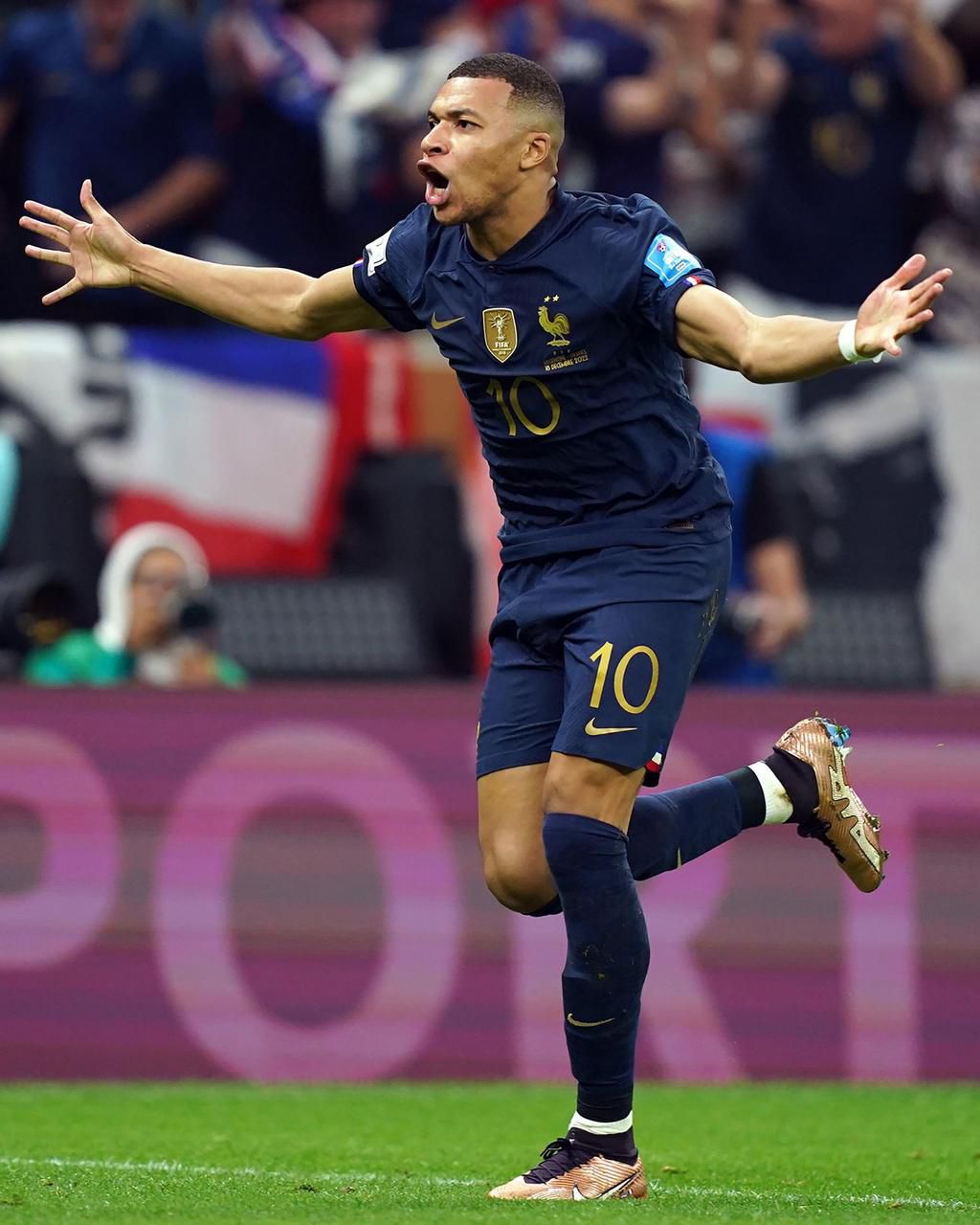 Mbappé célèbre son triplé pour la France.