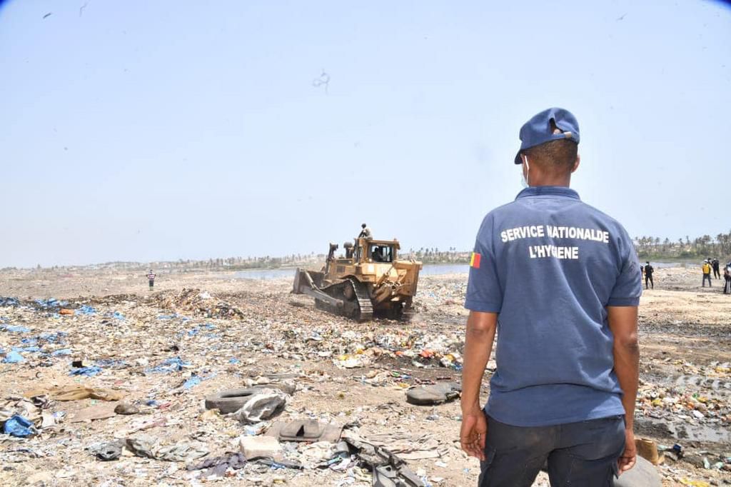Un agent du service national de l'hygiene à la decharge de Mbeubeuss