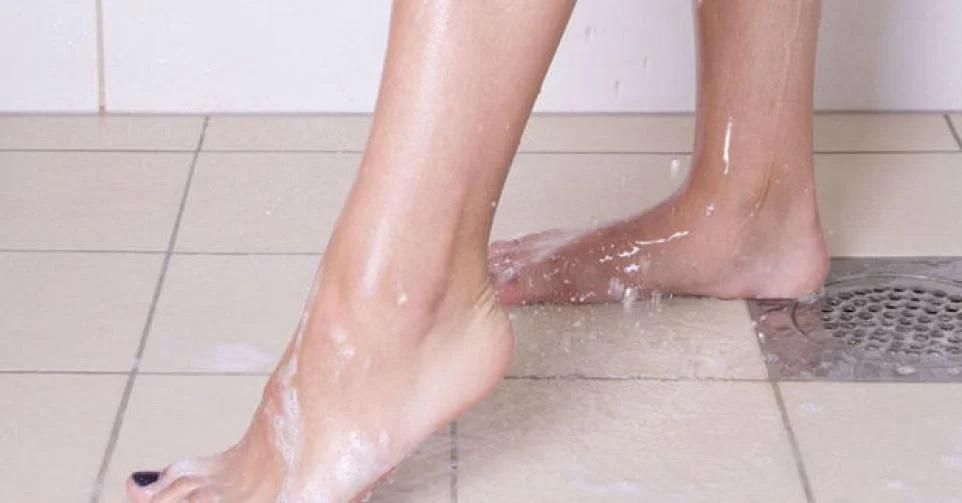 Uriner sous la douche