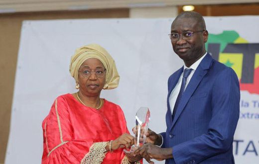 Le ministre des Affaires Etrangères Ismaila Madior Fall et Doc Eva Marie Coll Seck