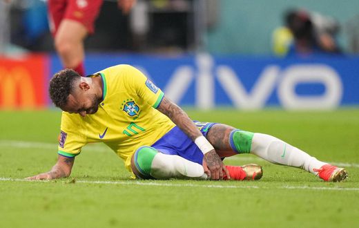 Neymar in pain after his injury. Agencia MexSport