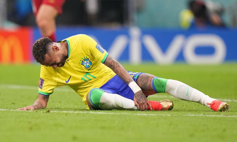 Neymar in pain after his injury. Agencia MexSport