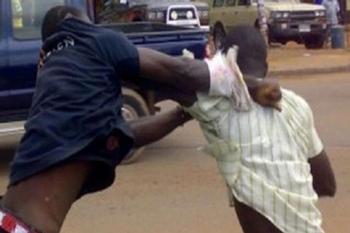 Deux hommes rivaux se battent à sang pour une jeune fille