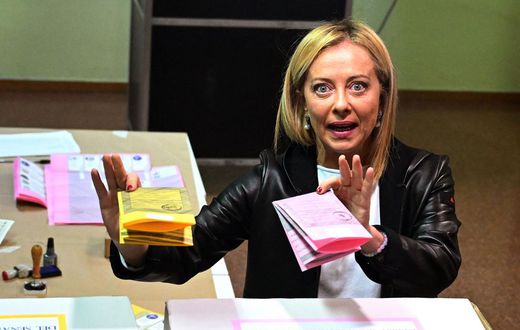 Giorgia Meloni casts her vote at a polling station on September 25, 2022 in Rome.