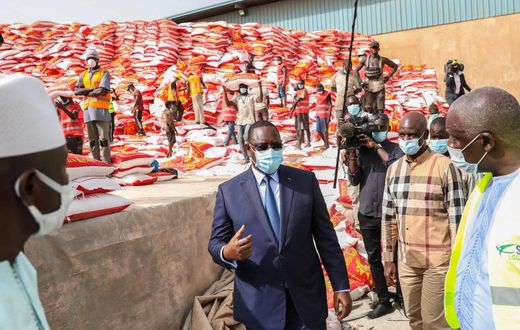 Début 2020, le président Macky Sall a chargé son beau-frère Mansour Faye, alors ministre des Infrastructures, des Transports terrestres et du Désenclavement, de l'exécution du plan d'urgence de lutte contre la Covid-19. Des denrées de première nécessit...