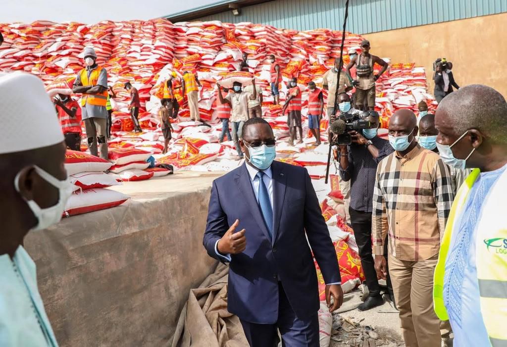 Début 2020, le président Macky Sall a chargé son beau-frère Mansour Faye, alors ministre des Infrastructures, des Transports terrestres et du Désenclavement, de l'exécution du plan d'urgence de lutte contre la Covid-19. Des denrées de première nécessit...
