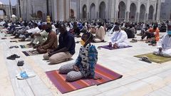 Mosquée Massalikoul jinane, les fidèles gardent une distance d'un mètre lors de la prière