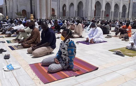 Mosquée Massalikoul jinane, les fidèles gardent une distance d'un mètre lors de la prière