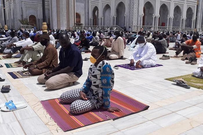 Mosquée Massalikoul jinane, les fidèles gardent une distance d'un mètre lors de la prière