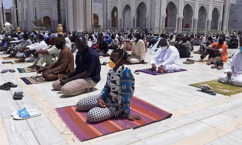 Mosquée Massalikoul jinane, les fidèles gardent une distance d'un mètre lors de la prière