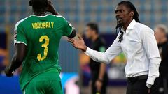 Senegal coach Aliou Cisse with Kalidou Koulibaly after defeating Ecuador 2-1