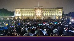 Des britanniques rendant hommage à la reine au Palais Buckingham