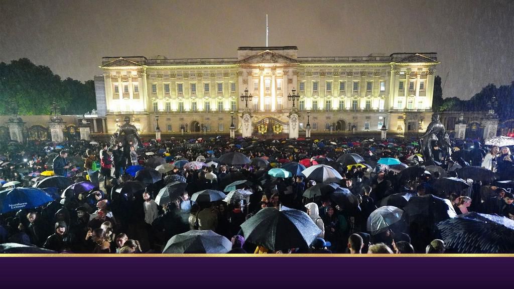 Des britanniques rendant hommage à la reine au Palais Buckingham