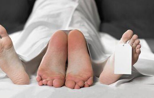 Nécrophilie-sexe-avec-une-personne-décédée-étiquette-sur-la-jambe-fermer