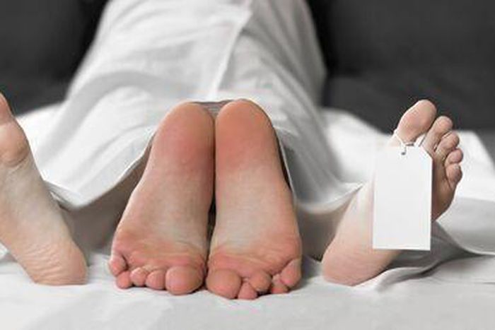 Nécrophilie-sexe-avec-une-personne-décédée-étiquette-sur-la-jambe-fermer