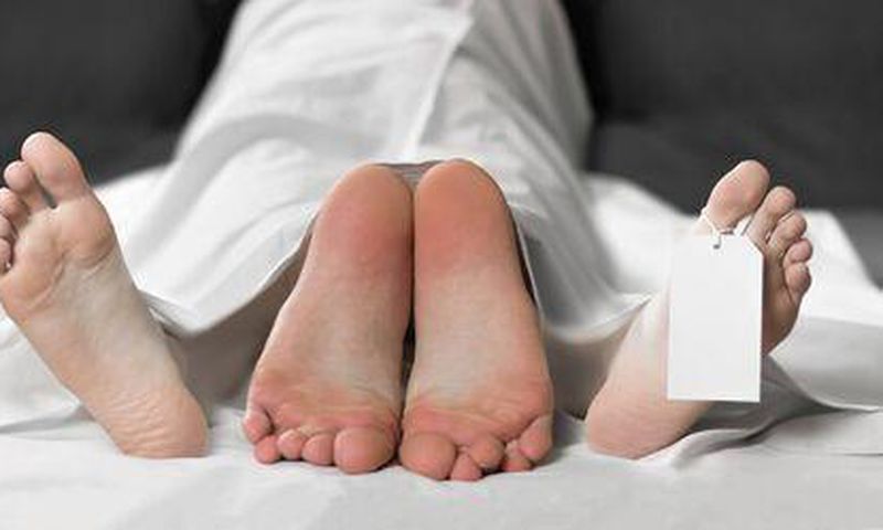 Nécrophilie-sexe-avec-une-personne-décédée-étiquette-sur-la-jambe-fermer
