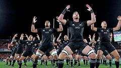 Les All Blacks faisant le Haka