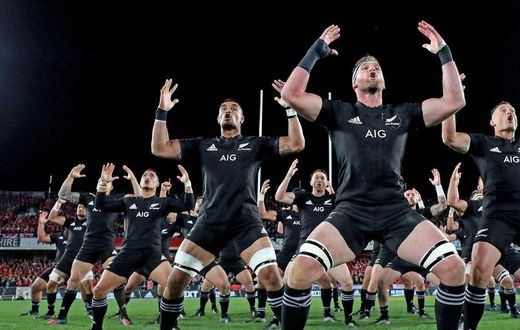 Les All Blacks faisant le Haka
