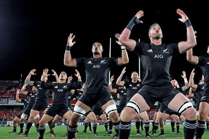 Les All Blacks faisant le Haka