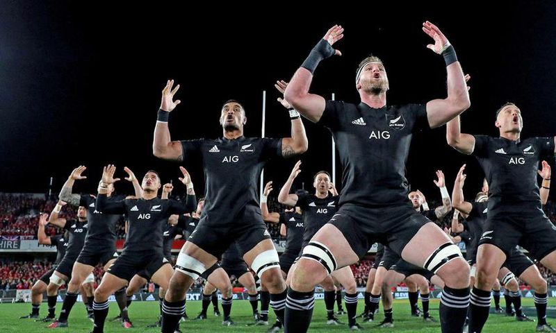 Les All Blacks faisant le Haka