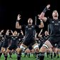 Les All Blacks faisant le Haka