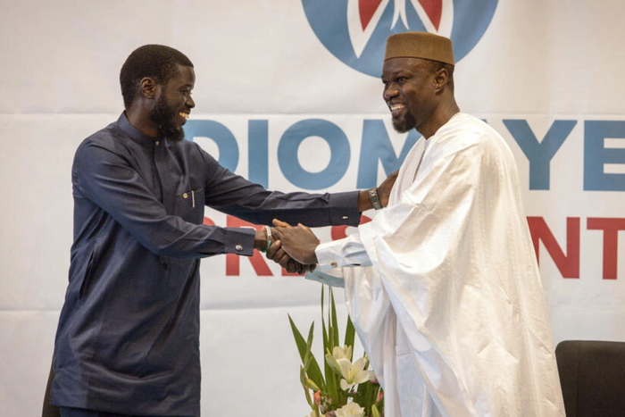 Ousmane Sonko (à droite) et Diomaye Bassirou Diomaye Faye (à gauche), en conférence de presse à Dakar le 15 mars 2024 AFP