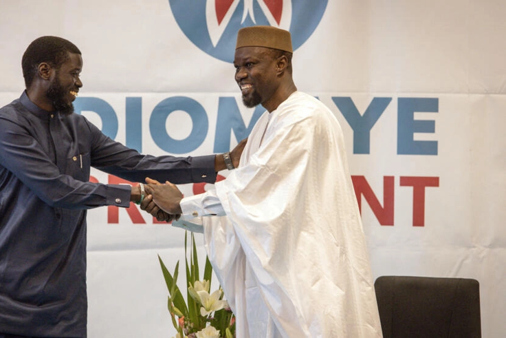 Ousmane Sonko (à droite) et Diomaye Bassirou Diomaye Faye (à gauche), en conférence de presse à Dakar le 15 mars 2024 AFP