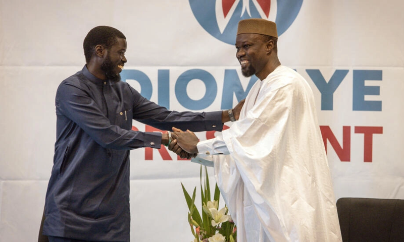 Ousmane Sonko (à droite) et Diomaye Bassirou Diomaye Faye (à gauche), en conférence de presse à Dakar le 15 mars 2024 AFP