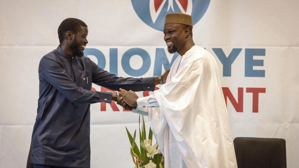 Ousmane Sonko (à droite) et Diomaye Bassirou Diomaye Faye (à gauche), en conférence de presse à Dakar le 15 mars 2024 AFP